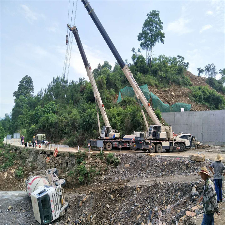 松桃汽车掉沟里叫吊车救援要多少钱
